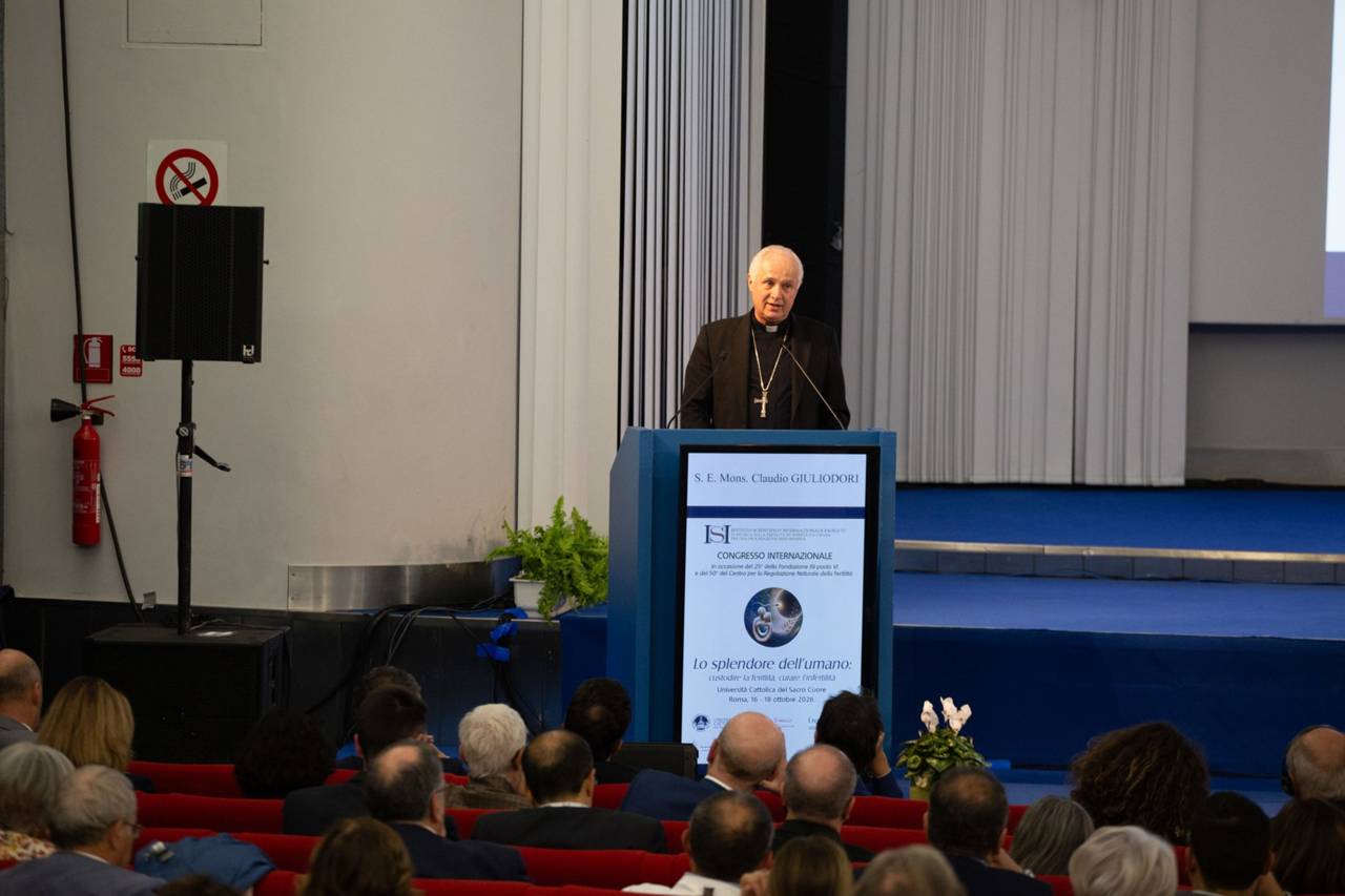 Claudio Giuliodori püspök, az ISI Alapítvány elnöke és a Szent Szív Katolikus Egyetem általános egyházi asszisztense felszólal a meddőségről rendezett kongresszuson a Szent Szív Katolikus Egyetemen, Rómában, 2026. október 16-án. | Fotó: Isabella Reed/EWTN News