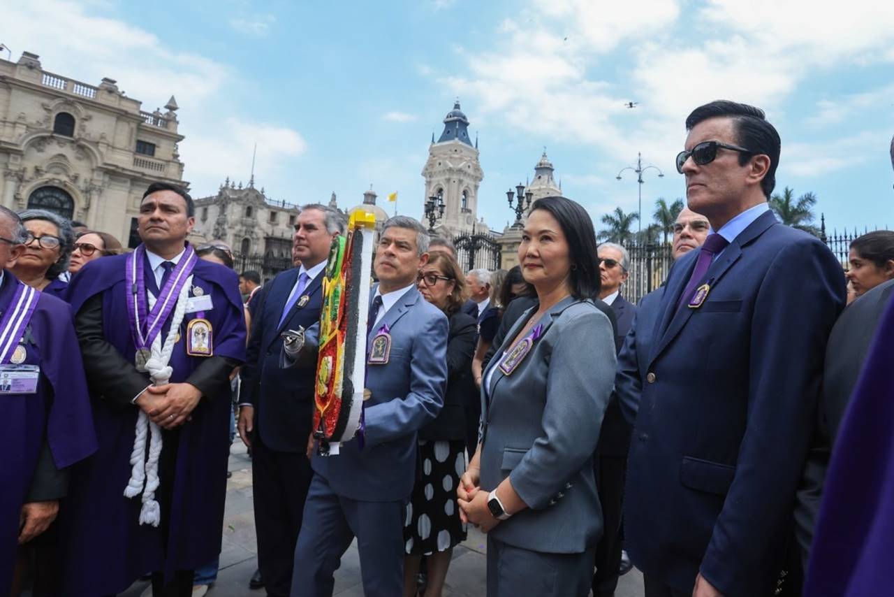 Keiko Fujimori elnök és miniszterei a Csodák Ura előtt tisztelegnek a kormánypalotában. | Fotó: ©ANDINA/Editora Perú