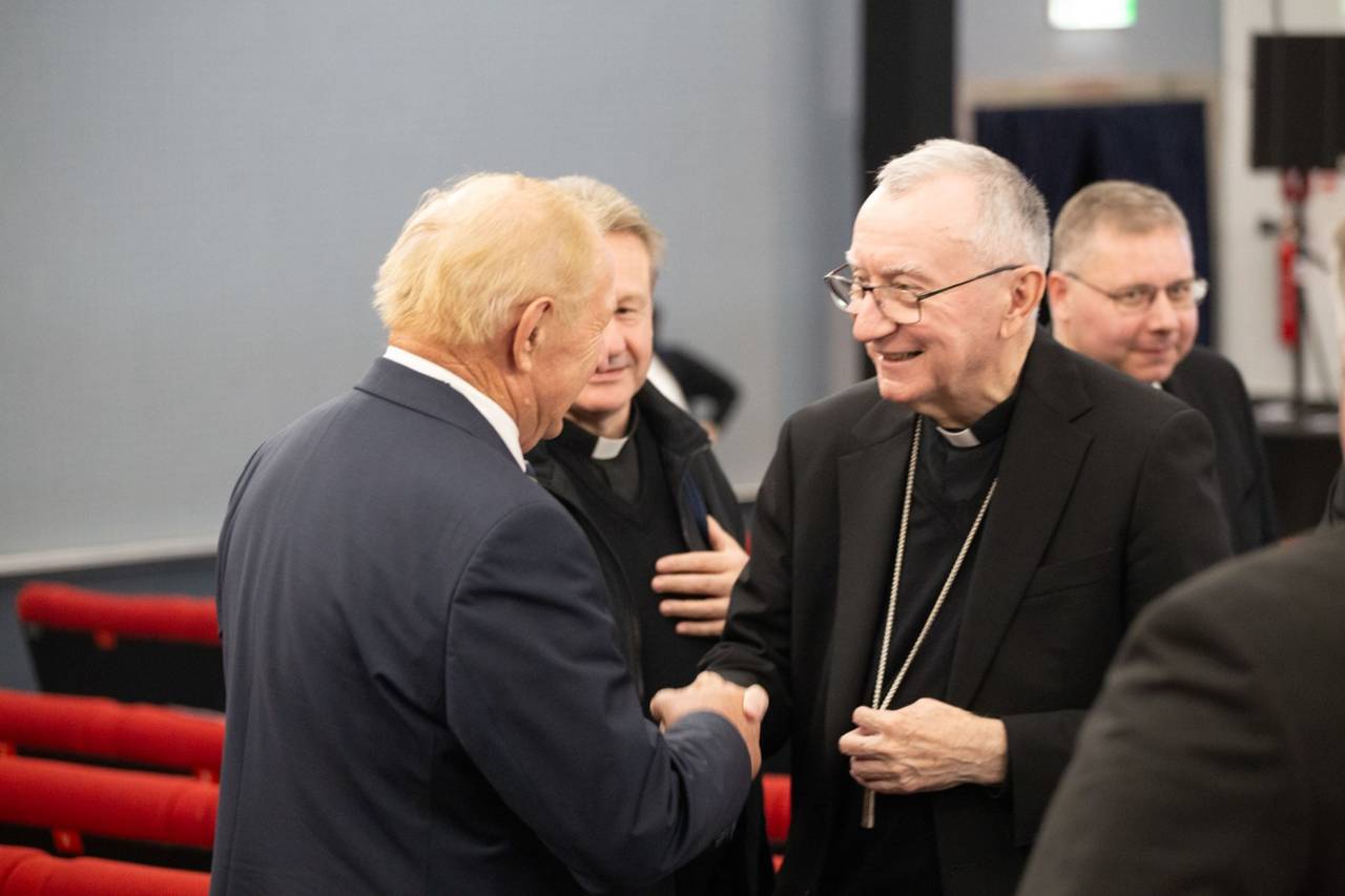 Pietro Parolin bíboros, vatikáni államtitkár köszönti a résztvevőket, miután felszólalt „Az emberi személy ragyogása: a termékenység megőrzése, a meddőség gyógyítása” című kongresszuson a Szent Szív Katolikus Egyetem római campusán, 2026. október 16-án. | Fotó: Isabella Reed/EWTN News