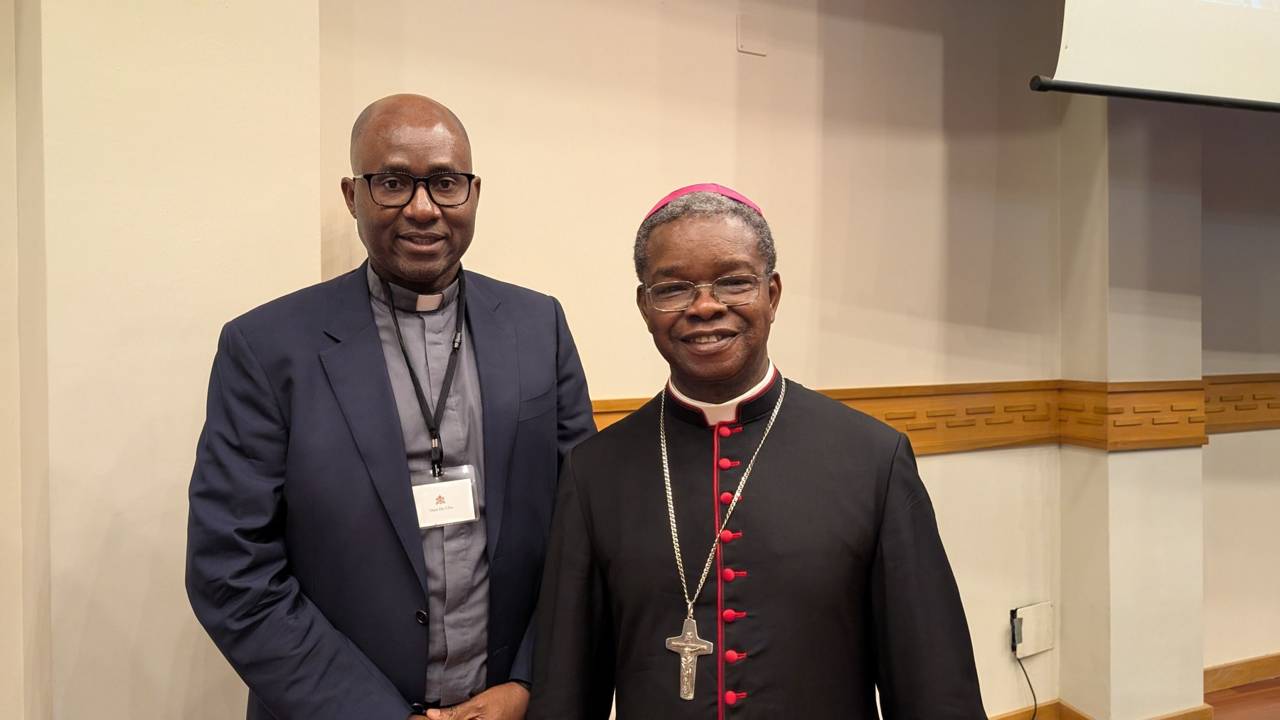 Stan Chu Ilo atya, a Kévék Egyháza kezdeményezés társigazgatója és Fortunatus Nwachukwu érsek, az Evangelizáció Dikasztériumának egyik titkára is részt vett „A Kévék Egyháza: nemzetközi találkozó Rómában a misszióról mint az ajándékok cseréjéről” című konferencián a római Pápai Urbaniana Egyetemen 2026. október 22-én. | Fotó: Ishmael Adibuah/EWTN News