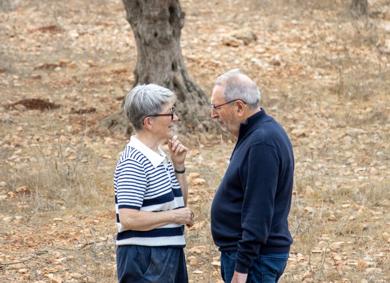 Bernard Baudoux, a franciaországi Aulnoye-Aymeries polgármestere feleségével egy tajbei mezőgazdasági területen, mielőtt a telepesek bántalmazták. | Fotó: Sanad Sahelia