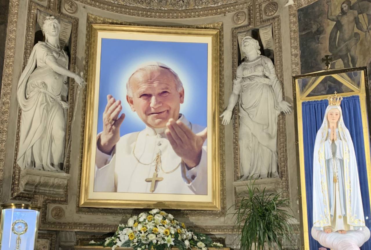 Szent II. János Pál képe a római Santo Spirito in Sassia-templom egyik oldalkápolnájában. | Fotó: Courtney Mares/EWTN News