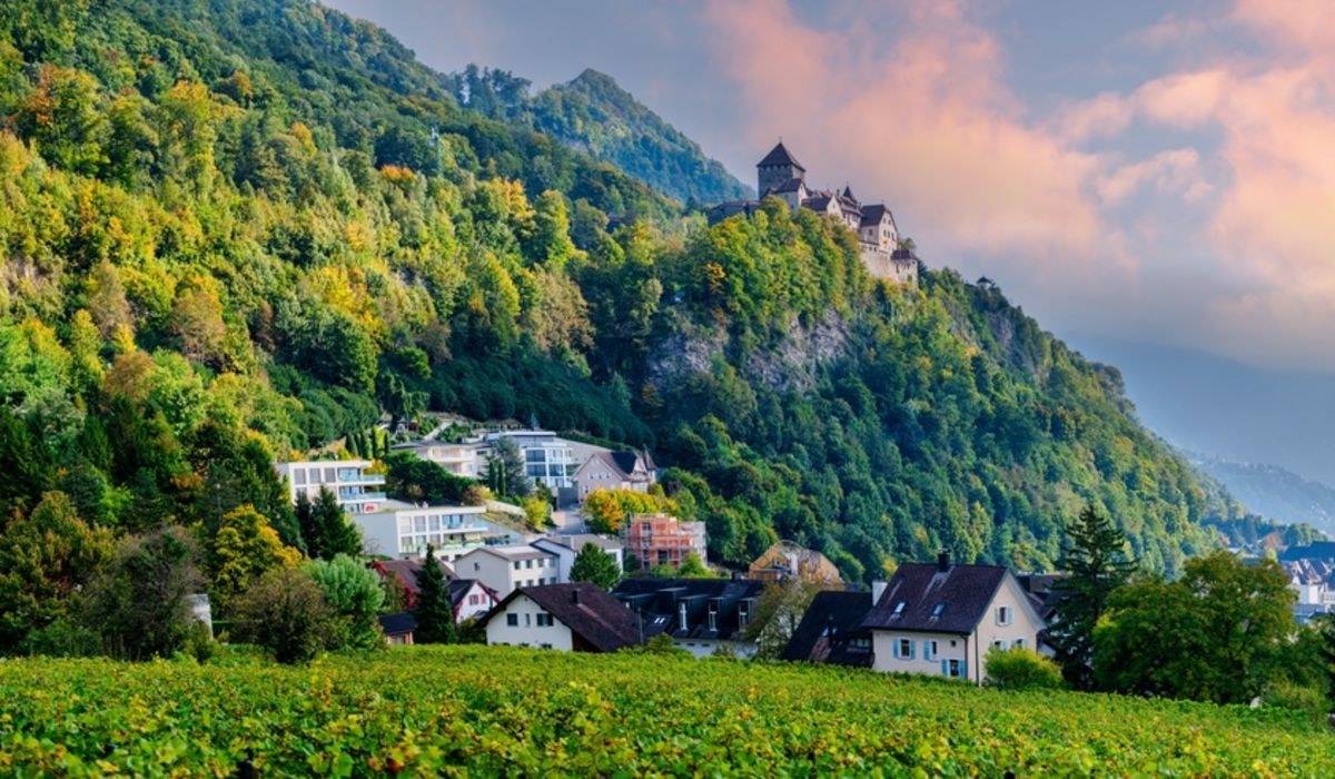 A liechtensteini herceg hivatalos rezidenciája, Vaduz vára a főváros fölé magasodik 2026. szeptember 9-én. | Fotó: Arnold Petersen/Shutterstock