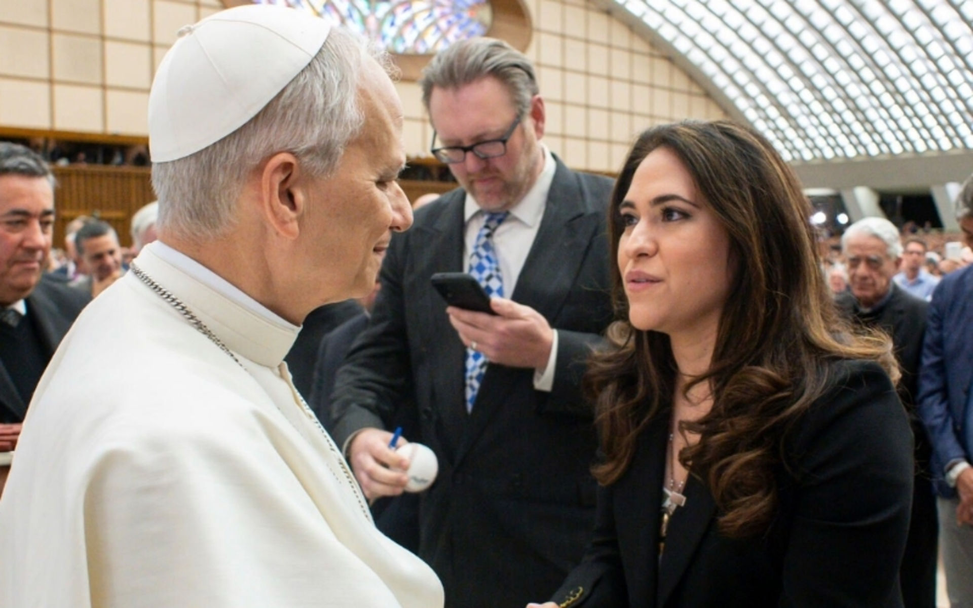 XIV. Leó pápa és Maria Montserrat Alvarado a Vatikánban, 2025. május 12-én. Fotó: Vatican Media.